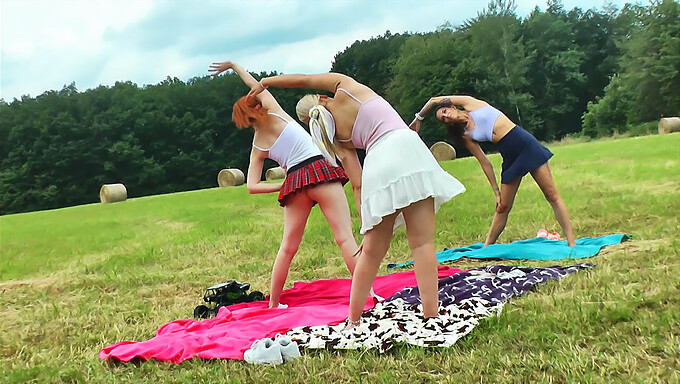 Ragazza Rossa Nello Yoga E Nella Ginnastica All'Aperto Senza Mutandine