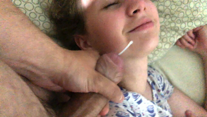 Vídeo Hd De Uma Adolescente Se Masturbando E Recebendo Uma Gozada Facial