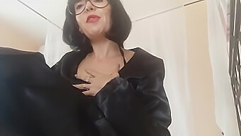 Milf Üvey Anne, Üvey Oğluna Pov Masajı Yapıyor