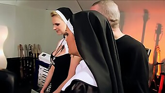 Monjas Se Involucran En Sexo Grupal Inmoral En El Video Hardcore Del Vaticano