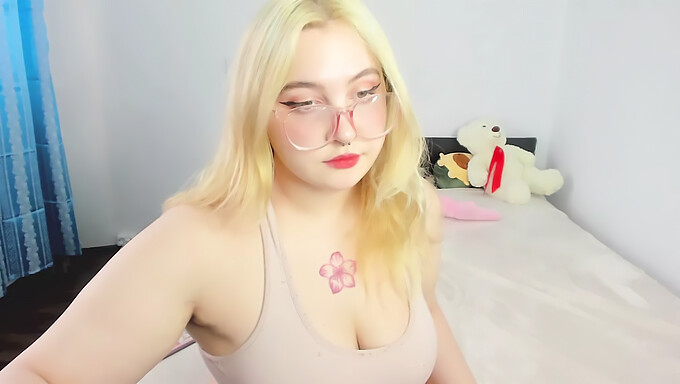 Blond Babe Z Dużym Tyłkiem Zdejmuje Ubranie W Prywatnym Show.