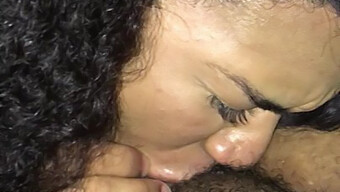 Fille Latina Se Prend Une Grosse Bite Noire Dans La Bouche