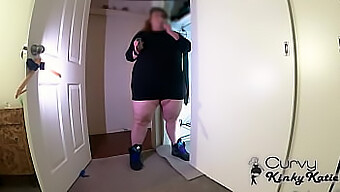 Eine Schmutzige Milf Mit Einem Großen Arsch Wird Mit Rauchen Und Pinkeln Frech