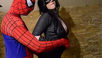 Mulher-Gato Cosplay Peituda Dá Uma Punheta Para O Homem-Aranha