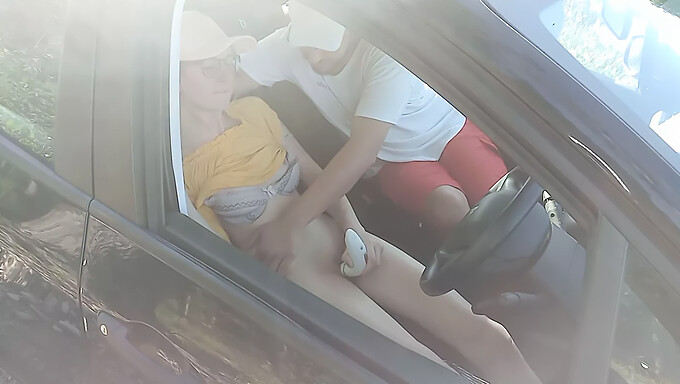 Adolescenta (18+) Primește O Vizită Surpriză De La Un Voyeur Într-Un Videoclip De Masturbare Făcut Acasă