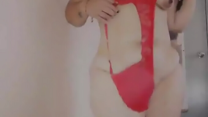 Ragazza Amatoriale Mostra Il Suo Grande Culo In Lingerie