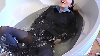 L'Incroyable Uniforme Universitaire De Sophia Smith Uk Fait Ses Débuts Dans Une Scène De Bain Sexy.