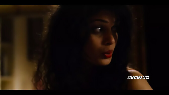 Ebony Lepotica Tina Desai In Romane Portail V Čutni Božični Sceni