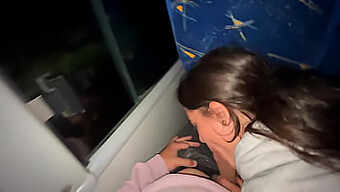 Mladá Žena Sa Zapája Do Orálneho Sexu S Cudzincom V Autobuse A Dostáva Jeho Ejakuláciu