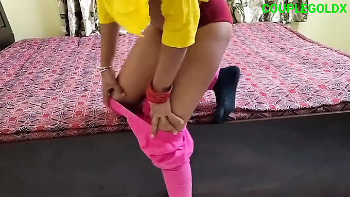 Wat Betekent De Gele Outfit Van Komal Bhabhi In Deze Indiase Blowjob-Video?