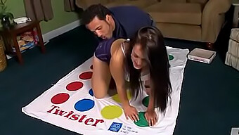 Yaz Har Det Sjovt Med Fleksible Stillinger På Twister