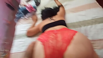 A Vizinha De Uma Jovem Aumenta O Volume Do Pornô Do Marido Enquanto Ele Está Fora, Lembrando-O De Continuar Fazendo Exame