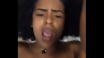 Gadis Brasil Kecil Menikmati Cumshot Di Lubang Pantatnya