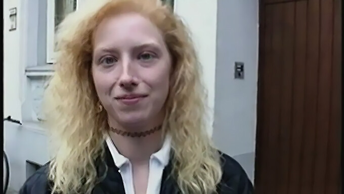 Blond Myška Předvádí Své Dovednosti Na Castingu