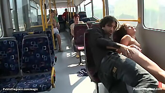 Encontro Bdsm Voyeurístico Em Um Ônibus Da Cidade Com Uma Mulher Europeia Pequena