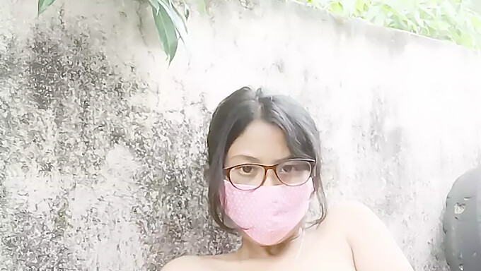 Remaja Asia Horny Mengocok Kontol Besar Dalam Pijat Santai